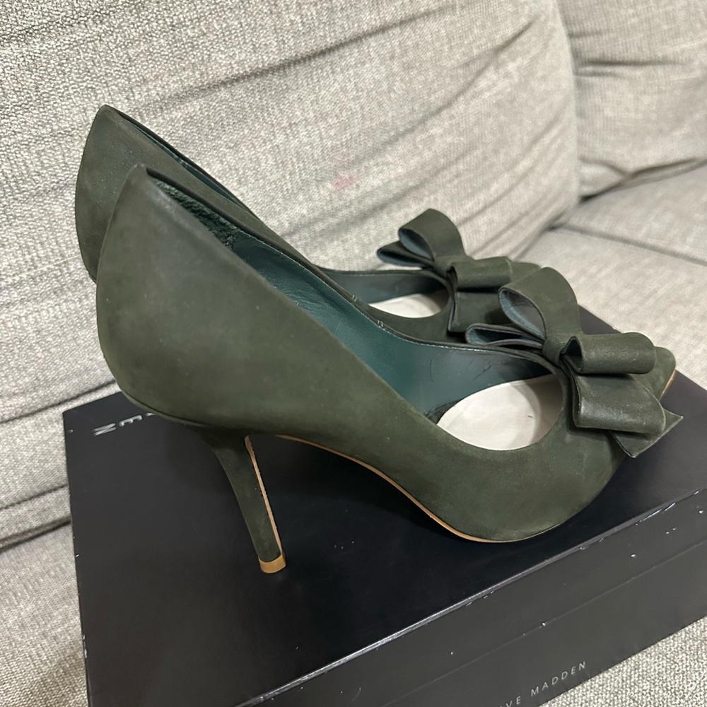 Olive Steve Madden heels with bows - Picture 7 of 9